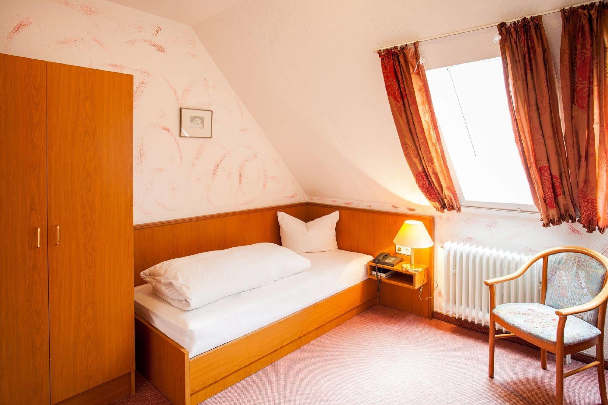 Hotel Alter Wolf Wolfsburg Esterno foto