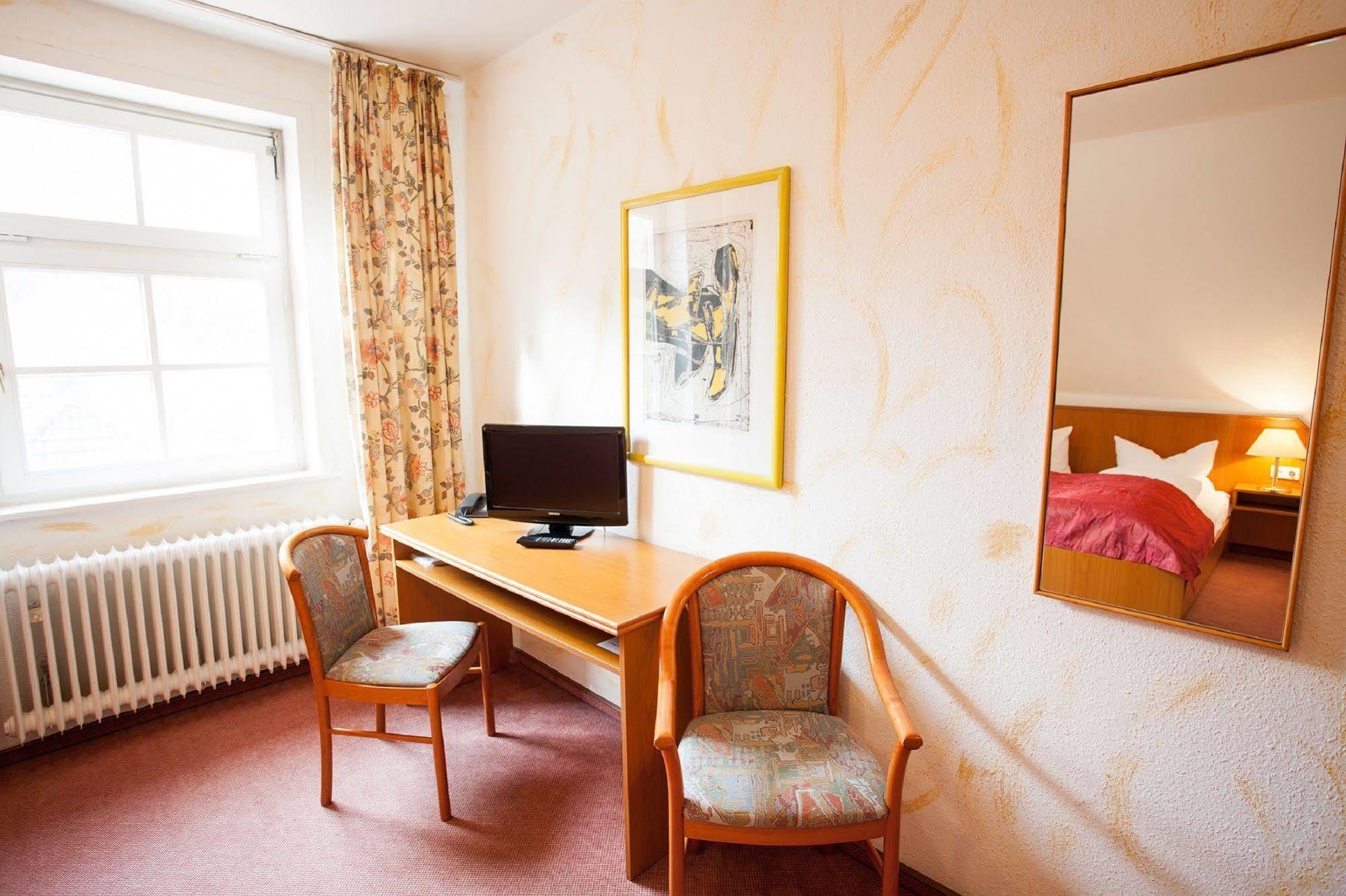 Hotel Alter Wolf Wolfsburg Esterno foto